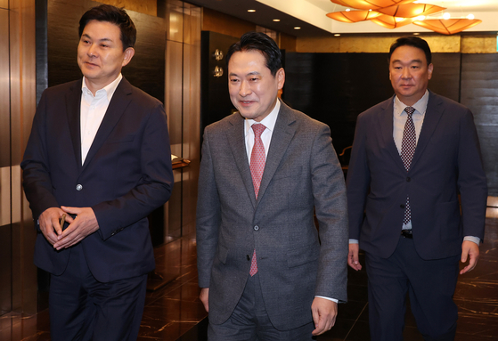 국민의힘 장동혁 대표가 19일 중진의원들과의 모임을 위해 서울 여의도에 있는 한 식당으로 들어가고 있다. 왼쪽은 김태호, 오른쪽은 정희용 의원. 연합뉴스