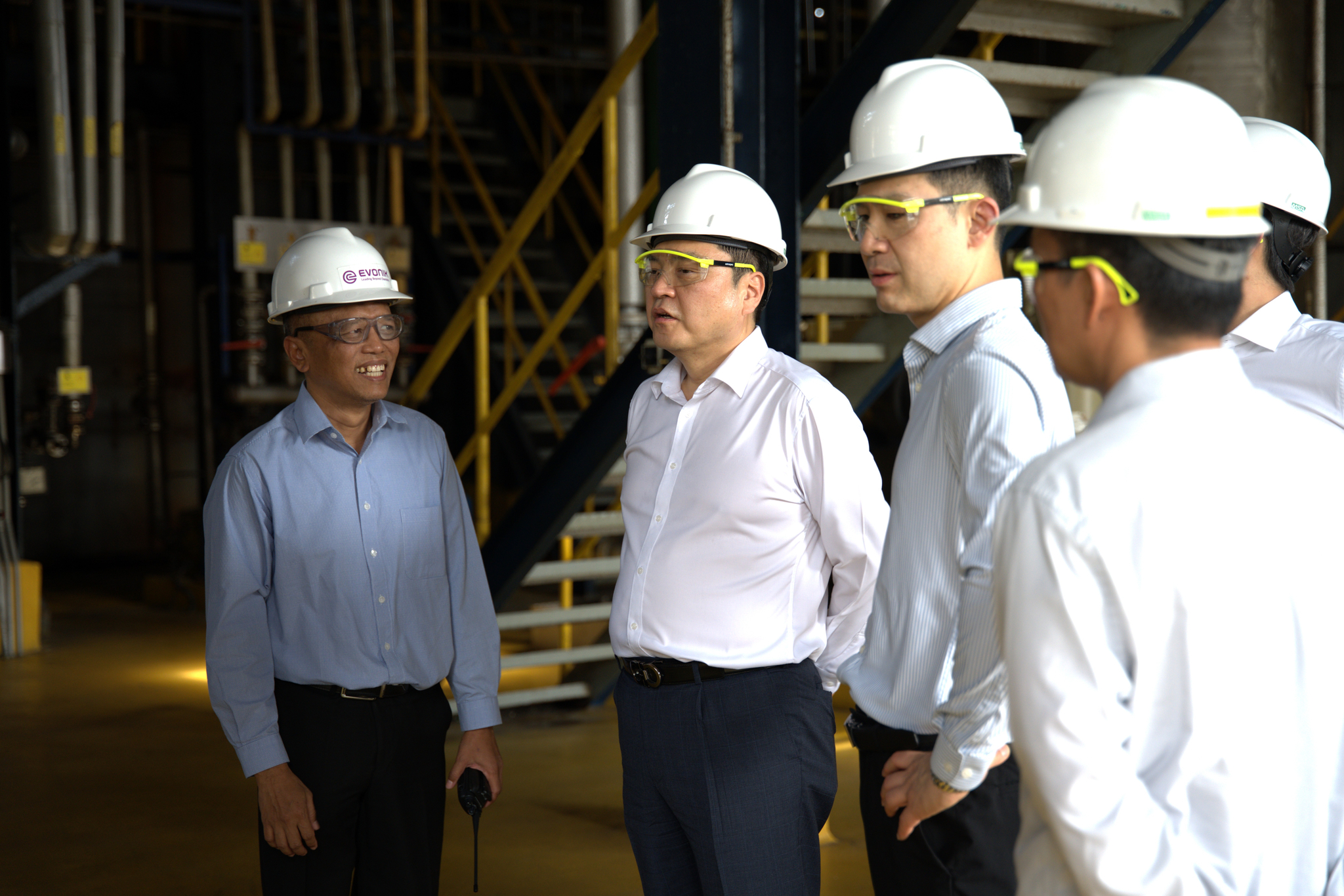 표경원 대표(왼쪽 두번째)를 비롯한 애경케미칼 임직원들이 새롭게 인수한 에보닉 공장을 둘러보고 있다.