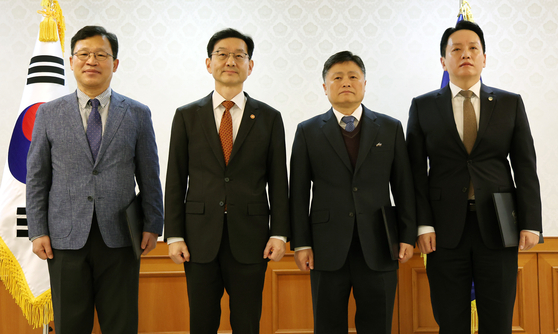 윤창렬 국무조정실장이 21일 오전 서울 종로구 정부서울청사에서 열린 헌법존중 정부혁신 TF 자문단 위촉식에서 참석자들과 기념촬영을 하고 있다. 왼쪽부터 윤태범 한국방송통신대학교 행정학과 교수, 윤 국무조정실장, 김정민 법무법인 열린사람들 대표변호사, 임태훈 군인권센터 소장. 뉴스1