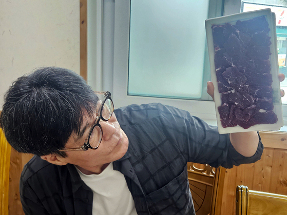 생고기를 들어 올리는 박찬일 셰프. 생고기는 찰기가 져 접시를 뒤집어도 잘 떨어지지 않는다.