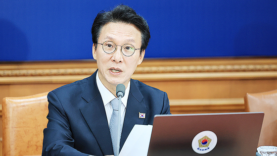  김민석 국무총리가 18일 서울 종로구 정부서울청사에서 열린 국무회의에서 모두발언을 하고 있다. 뉴스1