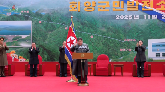 김정은 북한 국무위원장이 지난 20일 강원도 회양군민발전소 준공식에 참석했다고 조선중앙TV가 21일 보도했다. 조선중앙TV=연합뉴스.