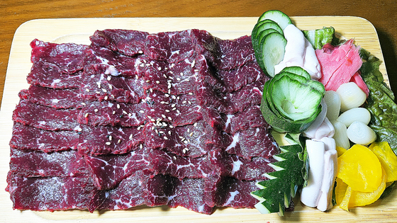 생고기는 색깔이 검붉다. 육회와 달리 이렇게 색깔이 어둡다. 영암 ‘매력한우 기찬랜드 명품관’에서 촬영했다. 