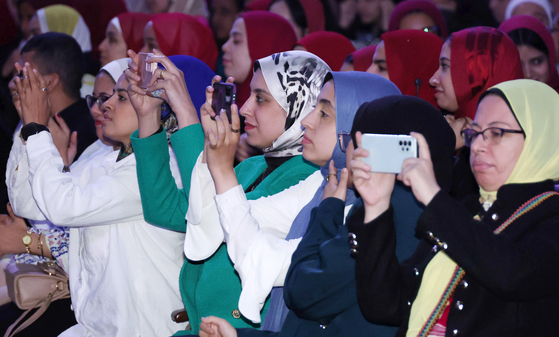 학생들이 20일(현지시간) 이집트 카이로 대학에서 열린 이재명 대통령의 연설을 스마트폰 카메라로 촬영하고 있다. 전민규 기자