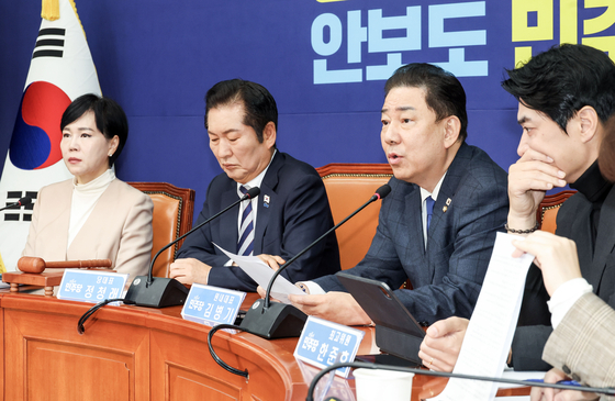 김병기 민주당 원내대표가 21일 오전 국회에서 열린 최고위원회의에 참석해 발언하고 있다. 김성룡 기자