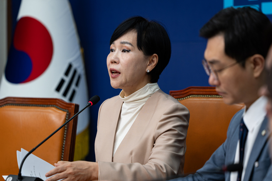 전현희 더불어민주당 3대특검종합대응특별위원회 총괄위원장이 21일 서울 여의도 국회에서 열린 3대특검종합대응특위 전체회의에서 모두 발언을 하고 있다. 뉴스1