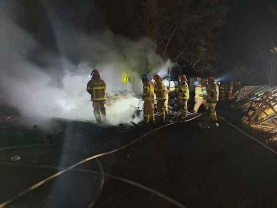 지난 20일 오후 5시 23분께 강원 인제군 기린면에서 발생한 산불 진화에 나선 소방대원들 모습. [사진 강원도소방본부] 