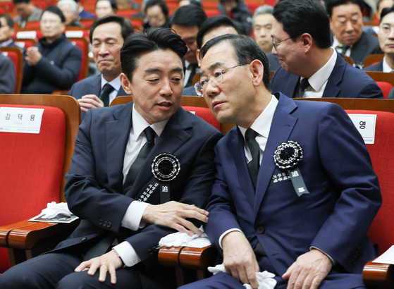 강훈식 대통령 비서실장(왼쪽)과 주호영 국회부의장이 21일 오전 서울 동작구 서울현충원에서 열린 '김영삼 전 대통령 서거 10주기 추모식'에서 행사 시작 전 대화를 나누고 있다. 뉴스1