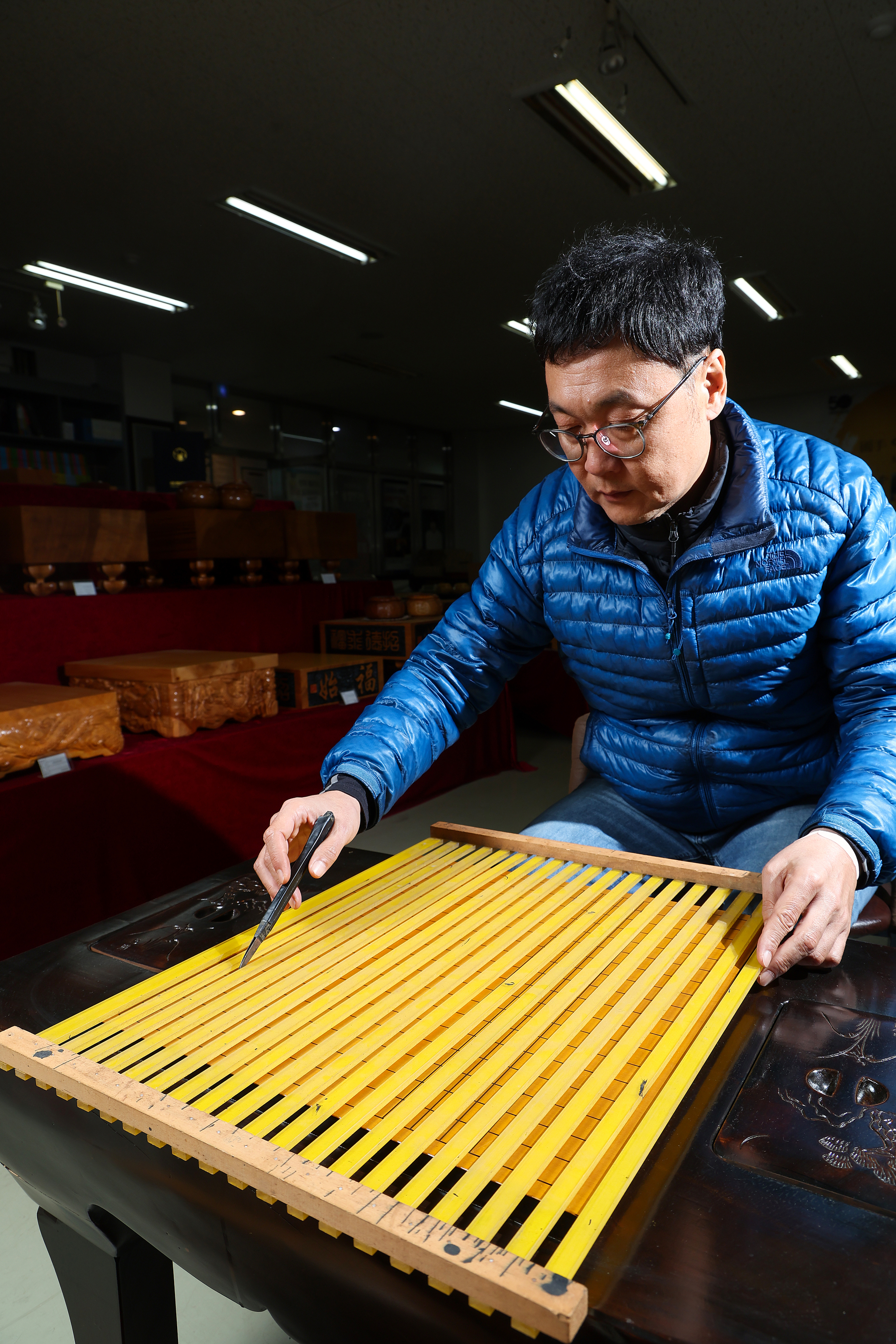 신 본부장이 특수 자를 사용해 먹줄을 긋고 있다. 