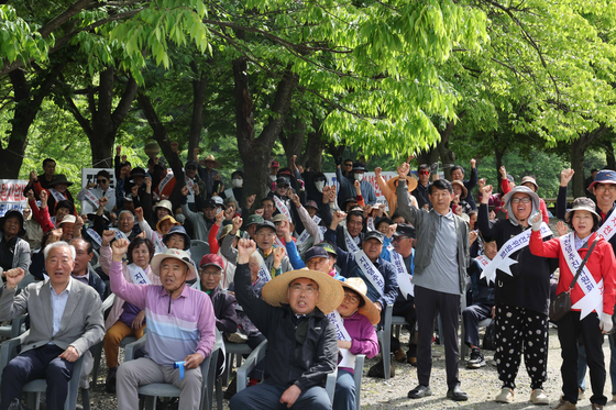 정부의 기후대응댐 후보지 가운데 하나인 충남 부여·청양의 지천댐 건설을 찬성하는 수몰 예정지역 주민 300여명이 청양 지천 까치내유원지에서 집회를 열고 댐 건설을 촉구하고 있다. 연합뉴스