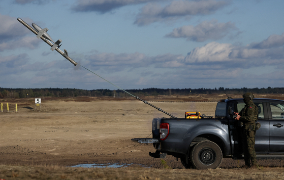 폴란드군 병사가 AS3 드론을 날리고 있다. 이 드론엔 미국에서 만든 AI가 들어가 적 드론을 요격할 수 있다. 로이터=연합