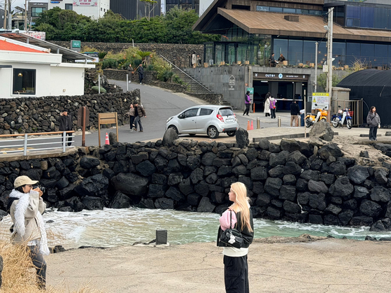 19일 오후 제주시 애월읍 한담해안산책로 인근 관광지에서 바다를 배경으로 사진을 찍고있는 관광객들. 최충일 기자