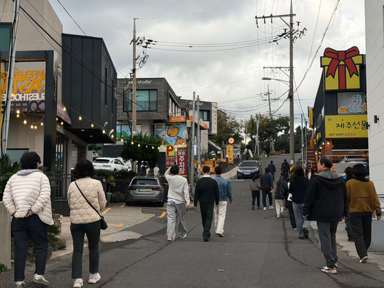 19일 오후 제주시 애월읍 한담해안산책로 인근 관광지를 걷고 있는 관광객들. 최충일 기자