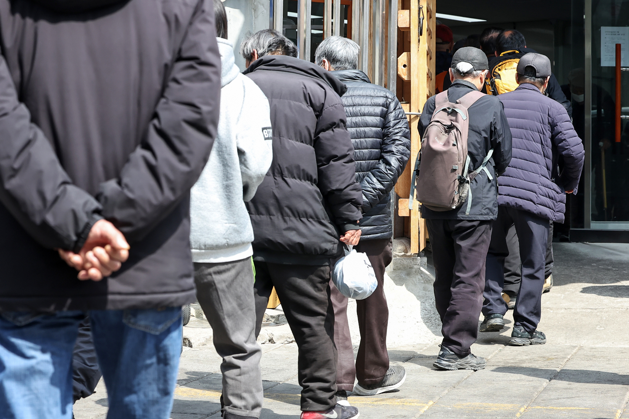 서울 탑골공원 인근 무료급식소 앞에 어르신들이 길게 줄을 서 식사 차례를 기다리고 있다. 뉴스1