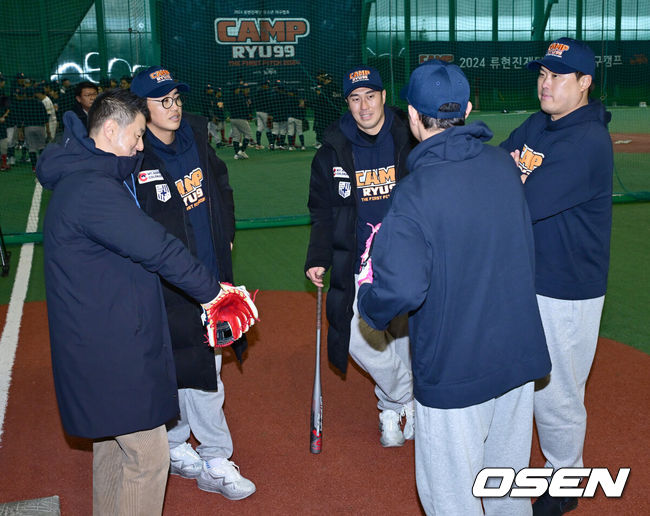 [OSEN=서산, 김성락 기자] 21일 오전 충남 서산 한화이글스 2군 훈련장에서 2024 류현진재단 유소년 야구캠프 'CAMP RYU99 with 뉴케어' 행사가 열렸다. 한화 채은성, 장민재, 류현진이 이야기를 나누고 있다. 2024.12.21 / ksl0919@osen.co.kr