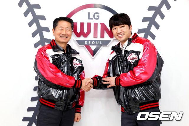 김인석 LG스포츠 대표이사(왼쪽)와 박해민이 21일 FA 계약을 하고 환하게 웃고 있다. / LG 트윈스 제공