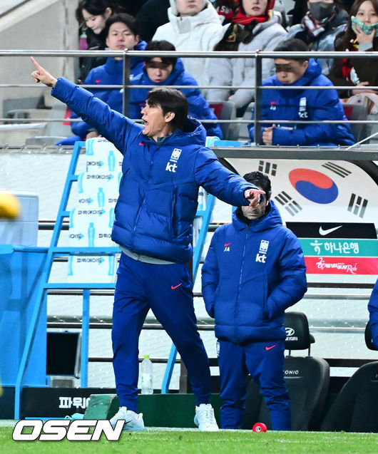 [OSEN=서울월드컵경기장, 지형준 기자] 홍명보 감독이 이끄는 한국 축구대표팀이 18일 오후 8시 서울월드컵경기장에서 열린11월 A매치 두 번째 친선경기에서'아프리카 강호' 가나를 상대로 1-0 승리했다.내달 2026 국제축구연맹(FIFA) 북중미 월드컵 조 추첨을 앞두고 열리는 마지막 평가전이었다.한국은 가나까지 잡아내면서 사상 최초로월드컵 포트 2를 확정하게 됐다. 이로써 대표팀은 홍명보 감독이 부임한 뒤 처음으로 A매치 2연전에서 나란히 승리를 거두게 됐다.후반 대한민국 홍명보 감독이 선수들을 독려하고 있다. 2025.11.18 /jpnews@osen.co.kr