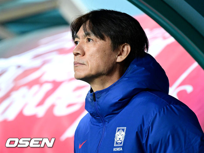 [OSEN=대전, 최규한 기자] 1년 8개월 만에 대표팀으로 돌아온 조규성이 골맛을 봤다. 손흥민도 프리킥 득점으로 한국을 승리로 이끌었다.홍명보 감독이 이끄는 한국축구대표팀(FIFA 랭킹 22위)은 14일대전월드컵경기장에서 볼리비아(76위)와 11월 A매치 1차전을 치러 2-0으로 승리했다.경기를 앞두고 한국 홍명보 감독이 피치를 바라보고 있다. 2025.11.14 / dreamer@osen.co.kr