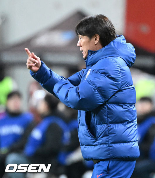 [OSEN=서울월드컵경기장, 이대선 기자] 홍명보호가 어려운 경기 끝에 2025년 마지막 A매치를 승리로 장식했다.홍명보 감독이 이끄는 한국 축구대표팀은 18일 오후 8시 서울월드컵경기장에서 열린11월 A매치 두 번째 친선경기에서'아프리카 강호' 가나를 상대로 1-0 승리했다.내달 2026 국제축구연맹(FIFA) 북중미 월드컵 조 추첨을 앞두고 열리는 마지막 평가전이었다.한국은 가나까지 잡아내면서 사상 최초로월드컵 포트 2를 확정하게 됐다.후반 대한민국 홍명보 감독이 작전을 지시하고 있다. 2025.11.18 /sunday@osen.co.kr