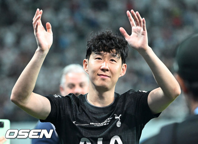 [OSEN=서울월드컵경기장, 이대선 기자] 3일 오후 서울월드컵경기장에서 쿠팡플레이 시리즈 20252경기, 토트넘 홋스퍼 FC와 뉴캐슬 유나이티드 FC의 프리시즌 친선경기가 열렸다.토트넘 손흥민의 고별전이자 양민혁과 뉴캐슬 박승수의 맞대결로 주목받는 이번 경기는 단순한 프리시즌 친선경기가 아닌, 전설의 마지막, 신예의 등장 교차점이라는 특별한 의미가 더해진다.경기 종료 후 토트넘 홋스퍼 손흥민이 관중석을 향해 인사를 하고 있다. 2025.08.03 /sunday@osen.co.kr