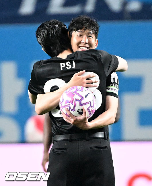 [OSEN=서울월드컵경기장, 이대선 기자] 3일 오후 서울월드컵경기장에서 쿠팡플레이 시리즈 20252경기, 토트넘 홋스퍼 FC와 뉴캐슬 유나이티드 FC의 프리시즌 친선경기가 열렸다.토트넘 손흥민의 고별전이자 양민혁과 뉴캐슬 박승수의 맞대결로 주목받는 이번 경기는 단순한 프리시즌 친선경기가 아닌, 전설의 마지막, 신예의 등장 교차점이라는 특별한 의미가 더해진다.경기에 앞서 토트넘 홋스퍼 손흥민이 시축을 마친 박서준과 포옹을 나누고 있다. 2025.08.03 /sunday@osen.co.kr