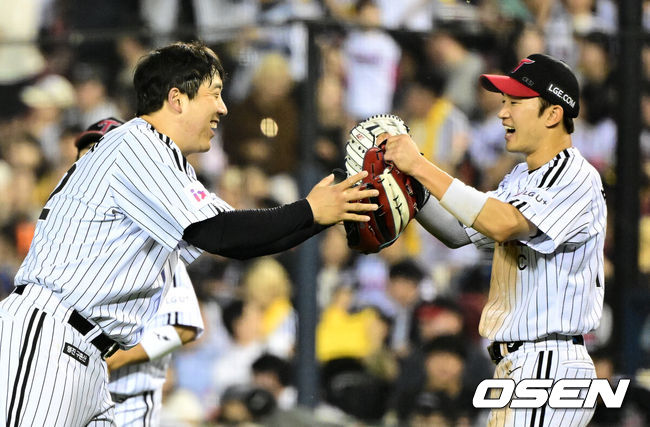 [OSEN=잠실, 지형준 기자] 29일 오후 서울 잠실구장에서 ‘2025 신한 SOL Bank KBO리그’ LG 트윈스와 한화 이글스의 경기가 열렸다.이날 LG는 손주영, 한화는 라이언 와이스를 선발투수로 내세웠다.7회말 2사 1,2루에서 역전 적시타를 날린 LG 김현수가 공격을 마치고 박해민과 기뻐하고 있다. 2025.05.29 /jpnews@osen.co.kr
