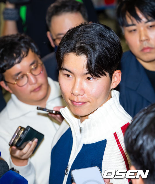 [OSEN=인천공항, 민경훈 기자] 미국프로야구 메이저리그(MLB)LA 다저스의 김혜성이 6일 오후 인천국제공항을 통해 귀국했다.김혜성은 메이저리그 진출 첫 해 우승반지를 거머쥐는 영광을 누렸다. 한국인 메이저리거 야수로는 역대 최초로 월드시리즈 우승반지를 차지한 김혜성은 올해 71경기 출전, 타율 0.280(161타수 45안타), 3홈런 17타점 19득점, 13도루(1실패), 출루율 0.314 장타율 0.385, OPS 0.699의 기록으로 정규시즌을 마무리했다.김혜성이 입국장 앞에서 인터뷰를 하고 있다. 2025.11.06 /rumi@osen.co.kr