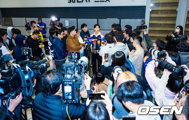 [OSEN=인천공항, 민경훈 기자] 미국프로야구 메이저리그(MLB)LA 다저스의 김혜성이 6일 오후 인천국제공항을 통해 귀국했다.김혜성은 메이저리그 진출 첫 해 우승반지를 거머쥐는 영광을 누렸다. 한국인 메이저리거 야수로는 역대 최초로 월드시리즈 우승반지를 차지한 김혜성은 올해 71경기 출전, 타율 0.280(161타수 45안타), 3홈런 17타점 19득점, 13도루(1실패), 출루율 0.314 장타율 0.385, OPS 0.699의 기록으로 정규시즌을 마무리했다.김혜성이 입국장 앞에서 인터뷰를 하고 있다. 2025.11.06 /rumi@osen.co.kr