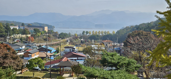 대청호 자연생태관에서 바라본 마을과 대청호 전경. 김방현 기자