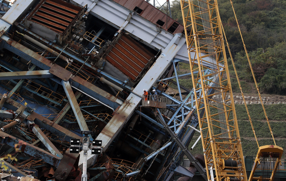 붕괴한 울산화력발전소 보일러타워 모습. 뉴스1