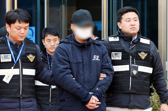 대형 카페리 여객선 퀸제누비아2호를 좌초시켜 탑승객들을 다치게 한 혐의(중과실치상)를 받는 일등항해사와 인도네시아 국적 조타수가 22일 오후 광주지방법원 목포지원에서 열린 구속 전 피의자 심문(영장실질심사)을 마친 뒤 법정 밖으로 나오고 있다. 연합뉴스