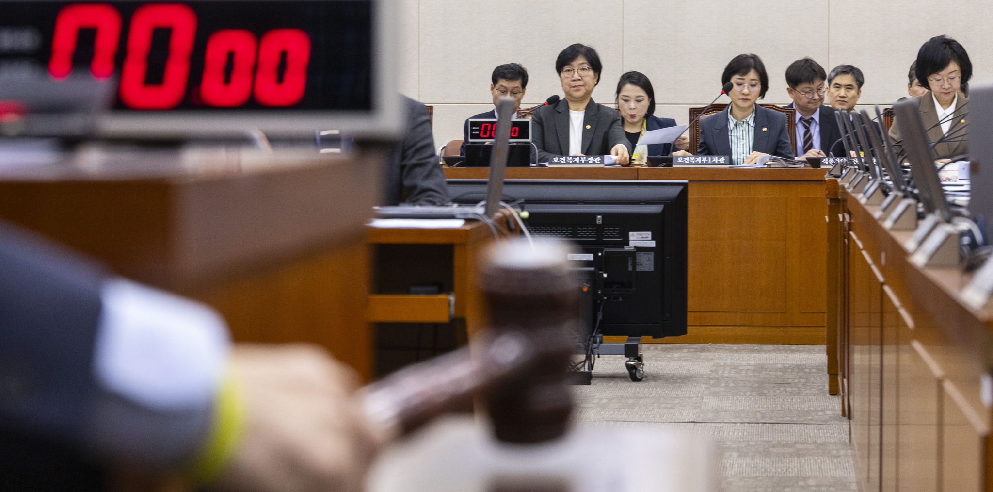 정은경 보건복지부 장관이 20일 국회에서 열린 보건복지위원회 전체 회의에 출석해 박주민 위원장의 법안 상정을 지켜보고 있다. 연합뉴스