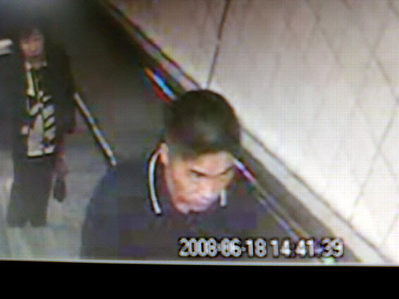 범행 이튿날인 18일 오후 2시40분쯤, 범계역 CCTV에 포착된 황주연의 모습. 이 장면을 끝으로 그의 행적은 끊겼다. 서초경찰서