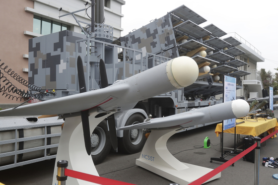 대만의 국가중산과학연구원이 공개한 자폭공격용 드론. 병사의 개인 배낭에 휴대하다 적을 타격할 수 있는 미군의 스위치블레이드와 성능이 유사하다. 대만군은 중국군 대응 전력으로 군사용 드론 개발에 나서고 있다. AP=연합뉴스