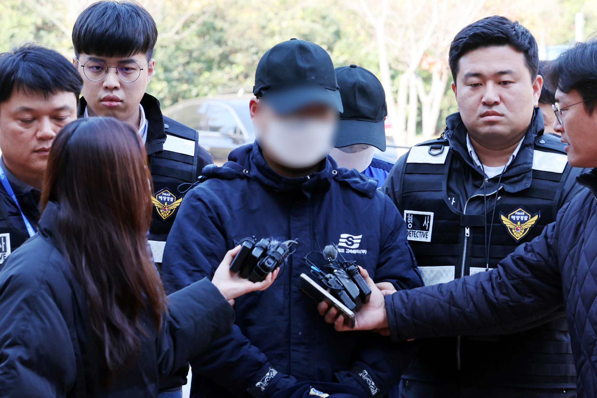 대형 여객선 퀸제누비아2호를 좌초시켜 탑승객들을 다치게 한 혐의(중과실치상)를 받는 일등항해사와 인도네시아 국적 조타수가 22일 오후 광주지방법원 목포지원에서 열리는 구속 전 피의자 심문(영장실질심사)에 출석하고 있다. 연합뉴스