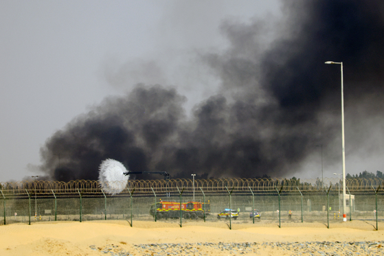 21일(현지시간) 아랍에미리트(UAE)에서 열린 두바이 에어쇼에서 인도 전투기가 추락해 조종사가 사망했다. EPA=연합뉴스