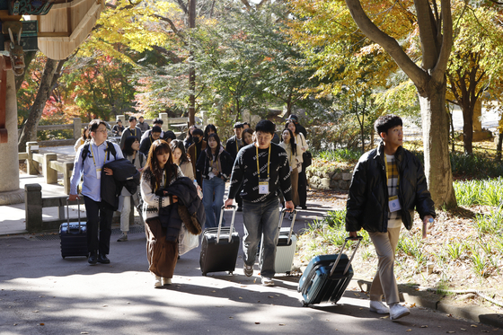 지난 15일 ‘나는 절로’ 수덕사 편에 참가한 남성이 여성의 가방을 대신 끌어주고 있다. 김정훈 기자
