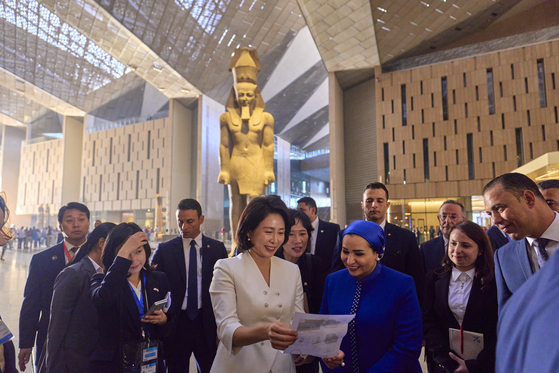 이재명 대통령과 함께 이집트를 공식 방문 중인 김혜경 여사가 20일(현지시간) 인테사르 알시시 이집트 여사(오른쪽 앞줄 세번째)와 함께 카이로에 위치한 대박물관을 방문해 관람하고 있다. [대통령실사진기자단]