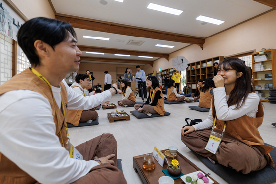 ‘나는 절로’ 참가자들이 수덕사 심연당에서 차를 마시며 웃음꽃을 피우고 있다. 김정훈 기자