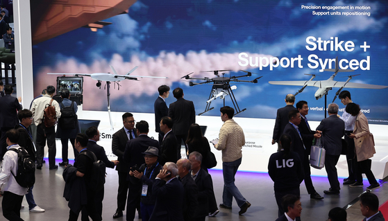 10월 20일 경기 고양시 킨텍스에서 열린 ADEX 2025에서 LIG 부스를 찾은 관람객들이 드론 탑재 공대지 유도탄(L-MDM)을 살펴보고 있다. 군과 산학연이 드론을 열심히 개발하고 있지만, 속도감 있게 배치해야 한다는 목소리가 높아지고 있다. 뉴스1