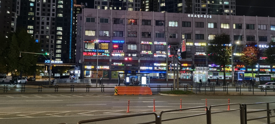 황주연의 도주로로 지목된 서울고속버스터미널 앞 8차로 도로. 그가 칼을 든 채 차량 행렬 사이를 가르며 무단횡단했다는 목격담이 있으나 당시는 퇴근 차량으로 혼잡해 사람이 건너는 것 자체가 불가능에 가까웠다. 중앙포토