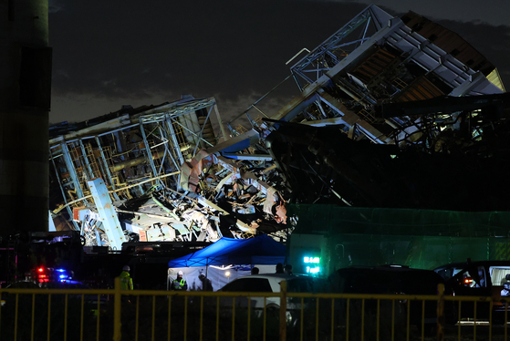 울산화력발전소 보일러 타워 붕괴 사고 엿새째인 11일 오후 보일러타워 5호기 부근에서 야간 수색작업이 진행되고 있다. 현재는 수색이 모두 마무리된 상태다. 연합뉴스