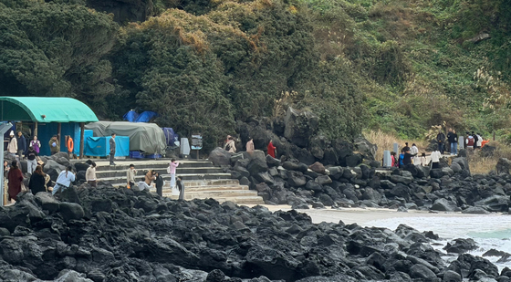 19일 오후 제주시 애월읍 한담해안산책로를 걷고 있는 관광객들. 최충일 기자