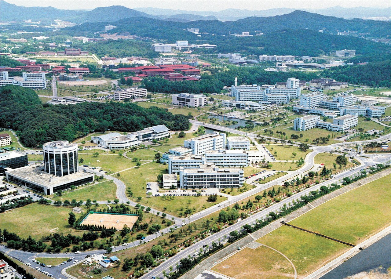 대전 과학기술의 요람이라 할 대덕연구개발특구 전경. 연구, 생산, 비즈니스 기능이 결합된 이 특구는 대전시 대덕, 유성구 일원 70.4 ㎢ 부지에 조성됐다. [사진 대전시]