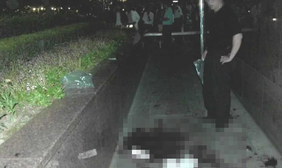 사건 발생 직후 촬영된 사진. 서울고속버스터미널 호남선 건물 앞 화단으로 피해자들이 황주연의 칼에 찔린 뒤 쓰러졌던 자리다. 핏자국이 화단과 통행로에 번져 있다. 서초경찰서