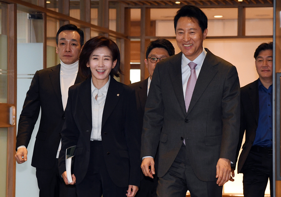 지난 4월 나경원 국민의힘 국회의원이 서울시청에서 오세훈 시장과 회동을 마치고 이동하고 있다. 뉴스1