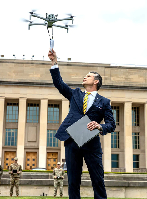 피트 헤그세스 장관이 지난 7월 소형 드론의 배치 속도를 높이려 드론을 내구재가 아닌 탄약과 유사한 소모품으로 지정하고, 사용 권한도 현장 지휘관에게 부여하는 내용의 지시서 사본을 드론을 사용해 전달하는 모습. 미 국방부