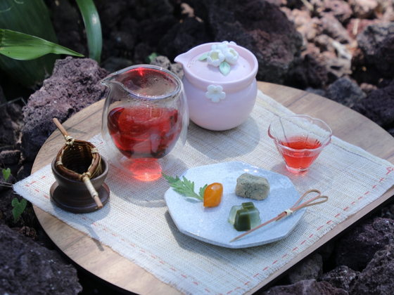  겨울 웰니스 관광객을 타깃으로 구성한 제주 회수다옥 티 맡김 차림. 사진 제주관광공사