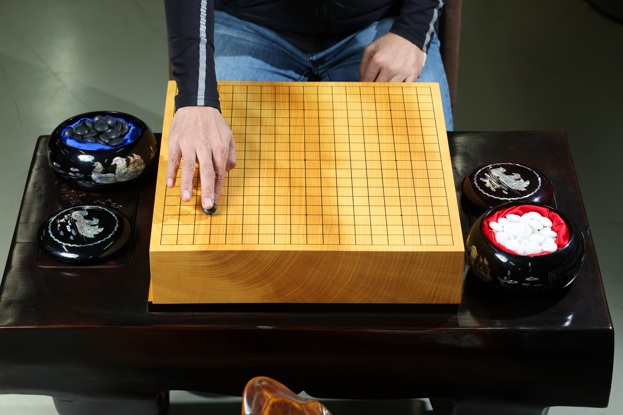 본비자 바둑판과 신석으로 만든 바둑알. 시진핑 중국국가주석이 선물받은 것과 동일한 세트다.