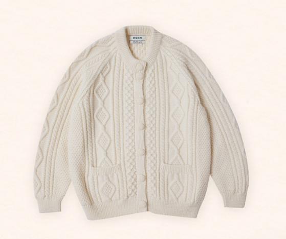 시그니처 카디건. 치수를 재고 무늬를 고르면, 장인들이 맞춤으로 제작하는 옛 방식을 고수한다. 사진 한림수직 